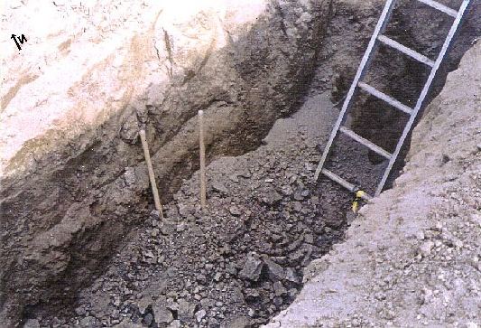 Hoe maak je een geul te graven. Verkrijg de apparatuur die u zal gebruiken om de graven te doen.