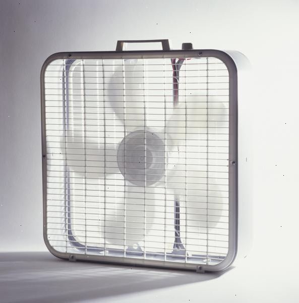 Hoe de bovenverdieping van uw airconditioning huis koeler te houden. Voeg zolder isolatie.