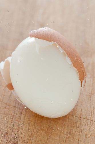 Hoe te schillen een ei. Bereid een hardgekookt ei in zout water en laat het afkoelen.