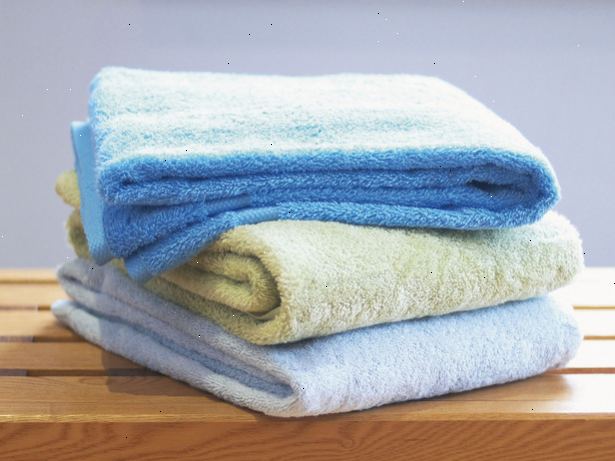 Hoe te badhanddoeken vouwen. Hebben elk handdoek door de hoeken aan dezelfde kant van de korte kant.