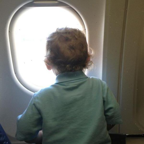 Hoe om te reizen met het vliegtuig met een baby of peuter. Voel je niet verplicht om een zitplaats voor uw kind te kopen.