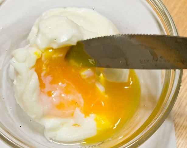 Hoe maak je een zacht gekookt ei maken. Gebruik een kleine steelpan.