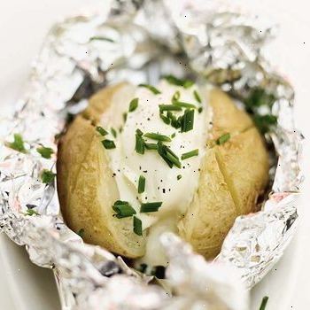 Hoe maak je een aardappel in de magnetron te bakken. Met behulp van een vork, prik gaatjes in de aardappel om stoom ontsnappen.