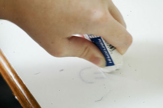 Hoe je permanent marker uit een glad oppervlak te verwijderen. Krijg een greep van een normale droge uitwisbare marker.