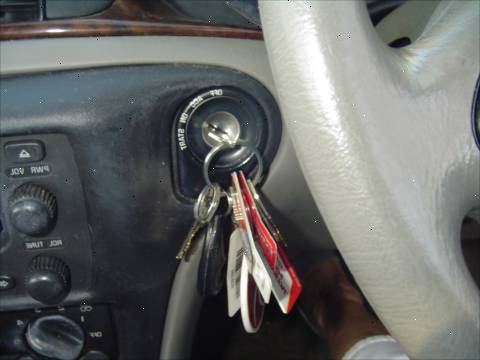 Hoe je sleutels opgesloten in een auto te halen. Bevestigen dat alle deuren van uw auto zijn vergrendeld.