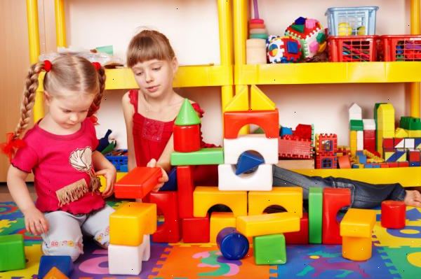 Hoe je speelgoed voor autistische kinderen kiezen. Kijk voor speelgoed dat hun zintuigen te stimuleren.