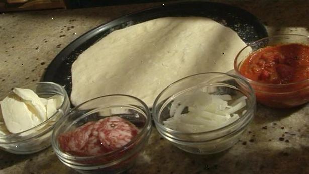 Hoe maak je pizza deeg te maken. Doe warm water in een pan.