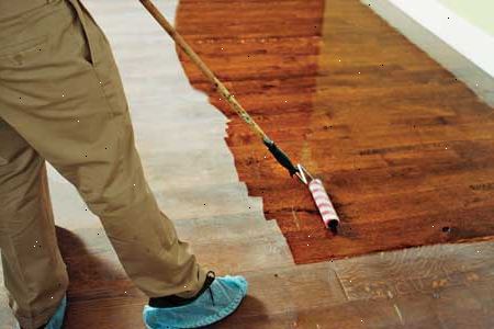 Hoe maak je houten vloeren Refinish. Verwijder eventuele tapijt uit de omgeving.