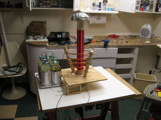 Hoe maak je een teslarol maken. Denk aan de grootte en de plaatsing van de tesla coil voordat je bouwen.