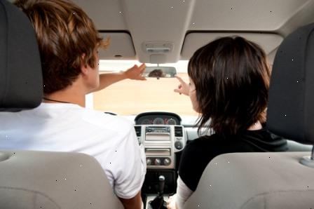 Hoe om iemand te leren hoe te rijden. Help je student chauffeur om vergunning van zijn of haar leerling of voorlopig rijbewijs te krijgen.