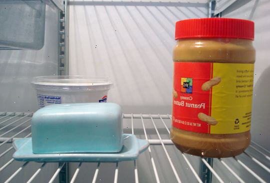 Hoe zich te ontdoen van slechte geuren in uw koelkast. Schakel de koelkast en trek de stekker.
