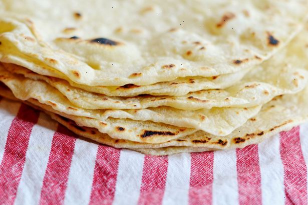 Hoe om uw eigen tortilla's te maken. Meng bloem, zout, en bakpoeder in een grote middelgrote / grote kom.