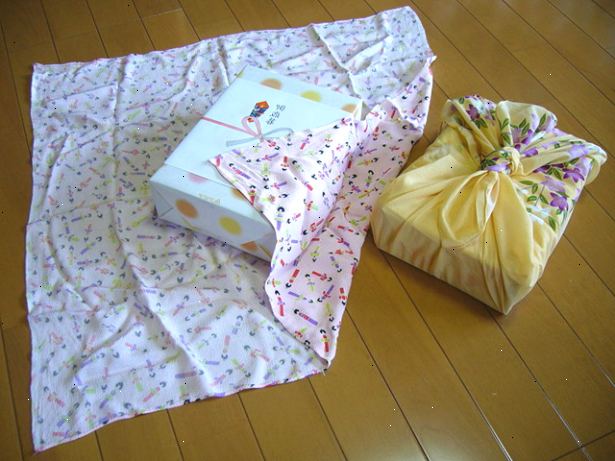 Hoe te furoshiki (wikkelen en dingen te dragen met vierkante doek) doen