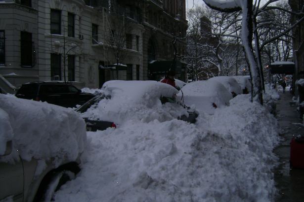 Hoe uit te graven uw auto na een sneeuwstorm