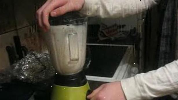 Hoe maak je een milkshake maken. Vul blender op de eerste lijn met melk.