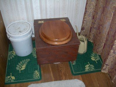 Hoe maak je een composttoilet bouwen. Verzamel carrizo of bamboe wordt gebruikt voor het bouwen van de wanden van de compost toilet.