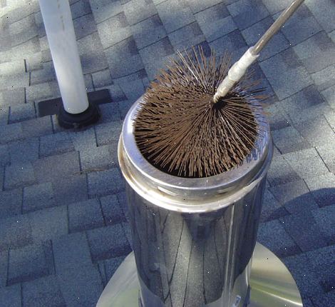 Hoe maak je een open haard schoon. Beschermen tegen de rotzooi.